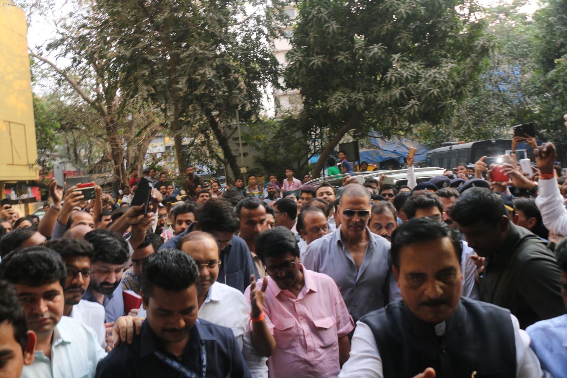 Akshay Kumar & Aditya Thackeray Inaugurate the Pad vending machine at